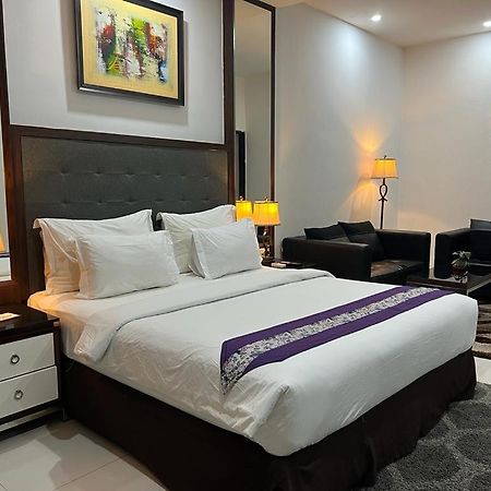 Ayla City Hotel Sorong Esterno foto