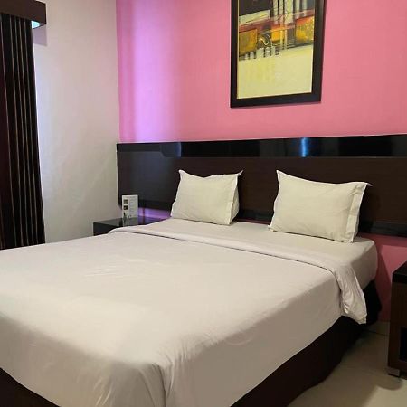 Ayla City Hotel Sorong Esterno foto