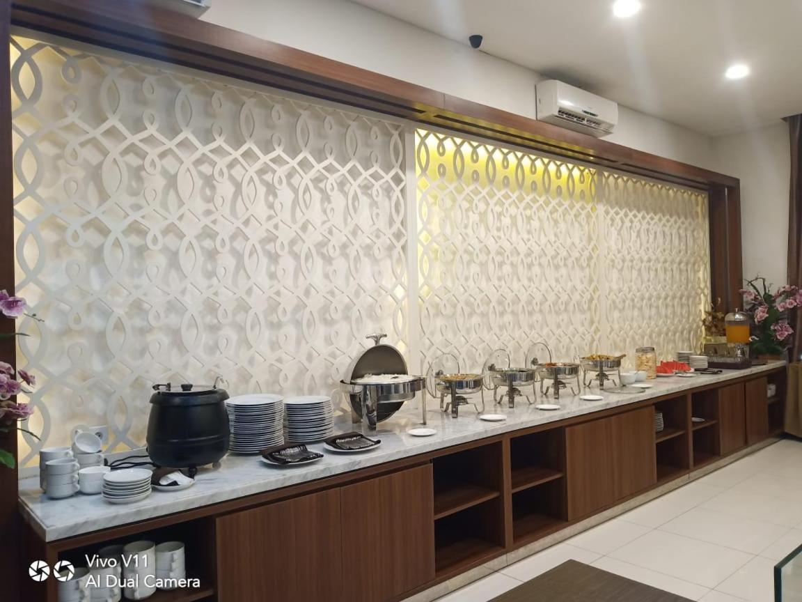 Ayla City Hotel Sorong Esterno foto