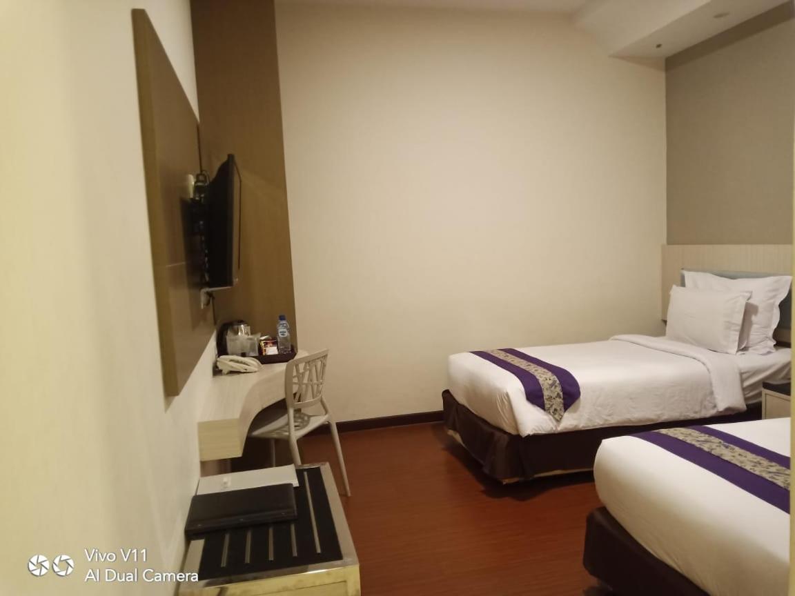 Ayla City Hotel Sorong Esterno foto