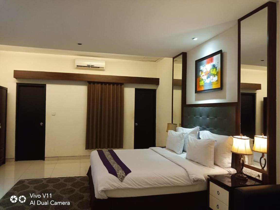 Ayla City Hotel Sorong Esterno foto