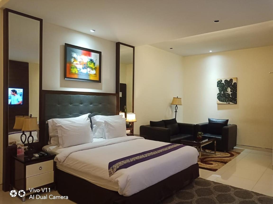 Ayla City Hotel Sorong Esterno foto