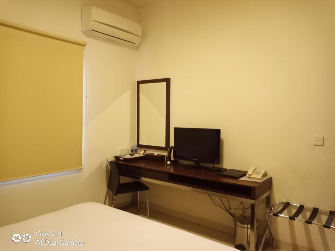 Ayla City Hotel Sorong Esterno foto