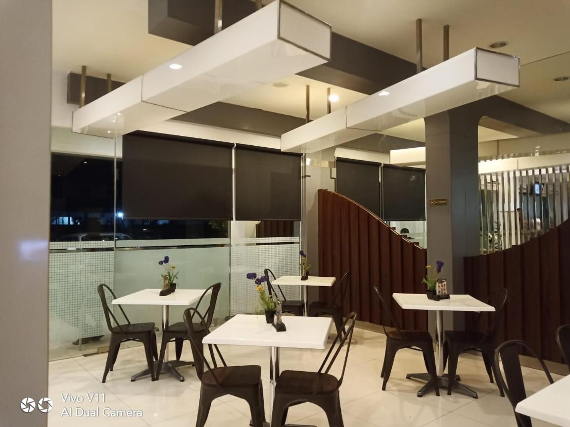 Ayla City Hotel Sorong Esterno foto
