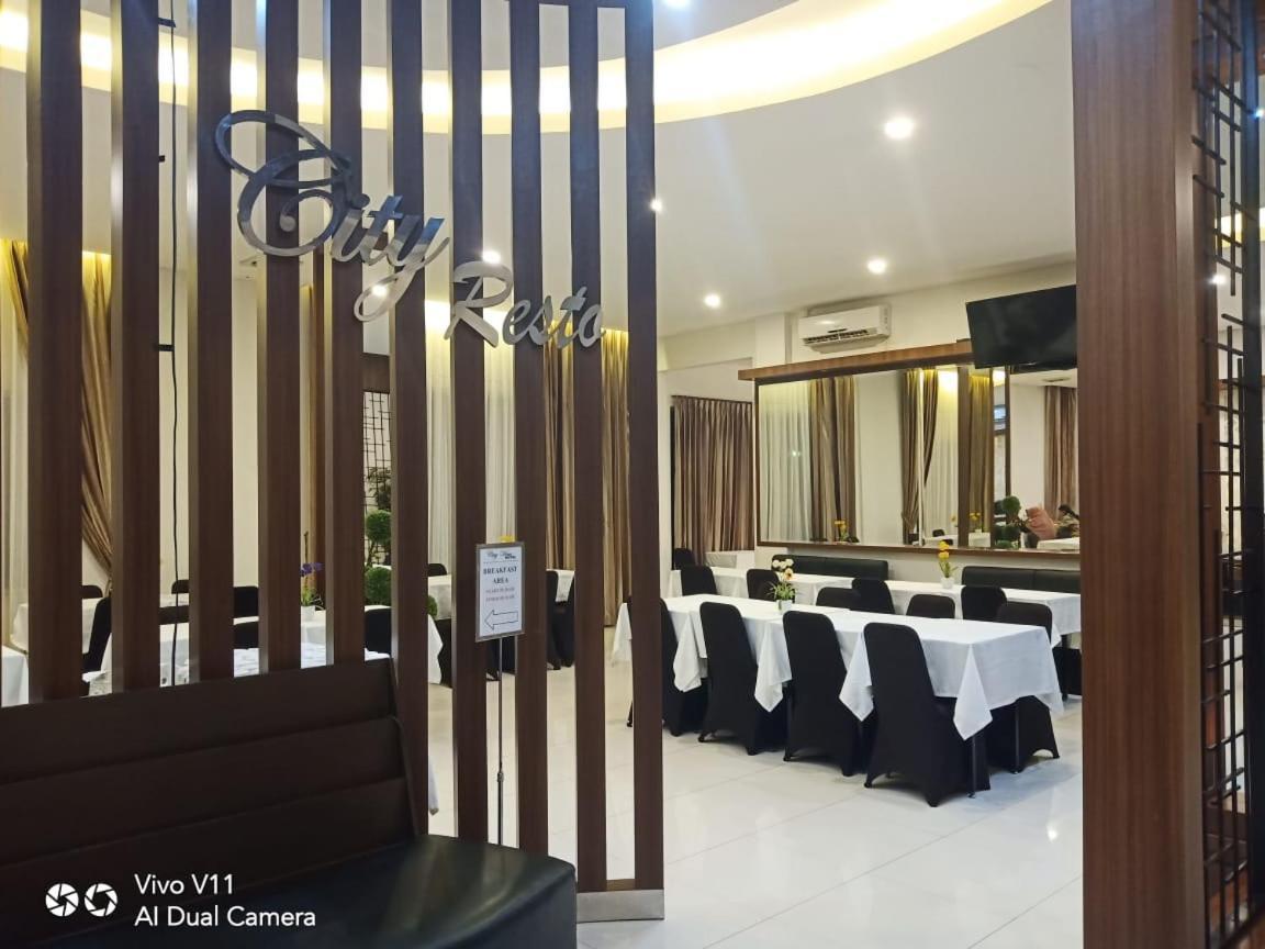 Ayla City Hotel Sorong Esterno foto