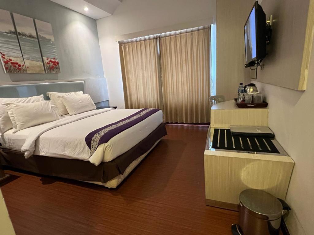 Ayla City Hotel Sorong Esterno foto