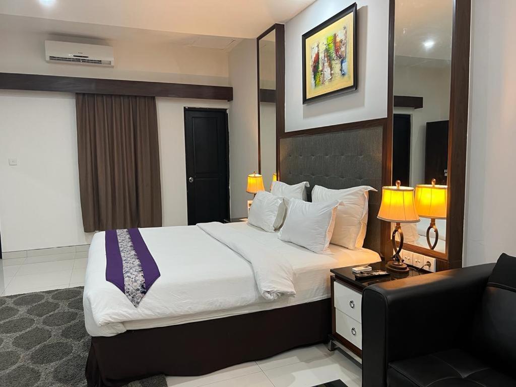 Ayla City Hotel Sorong Esterno foto