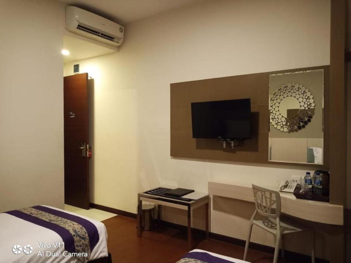 Ayla City Hotel Sorong Esterno foto