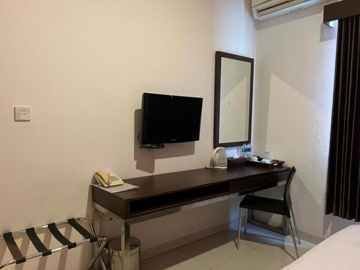Ayla City Hotel Sorong Esterno foto