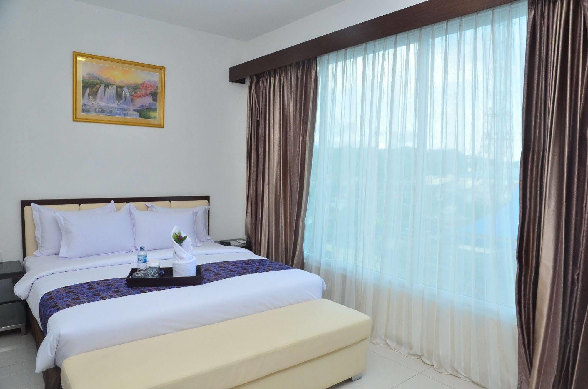 Ayla City Hotel Sorong Esterno foto